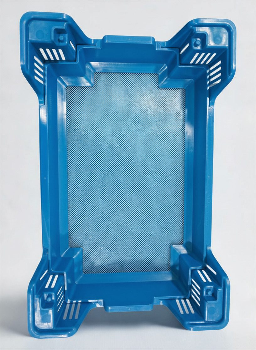 Caja de plástico BIO-CRATES con rejilla de malla azul colocada en el interior