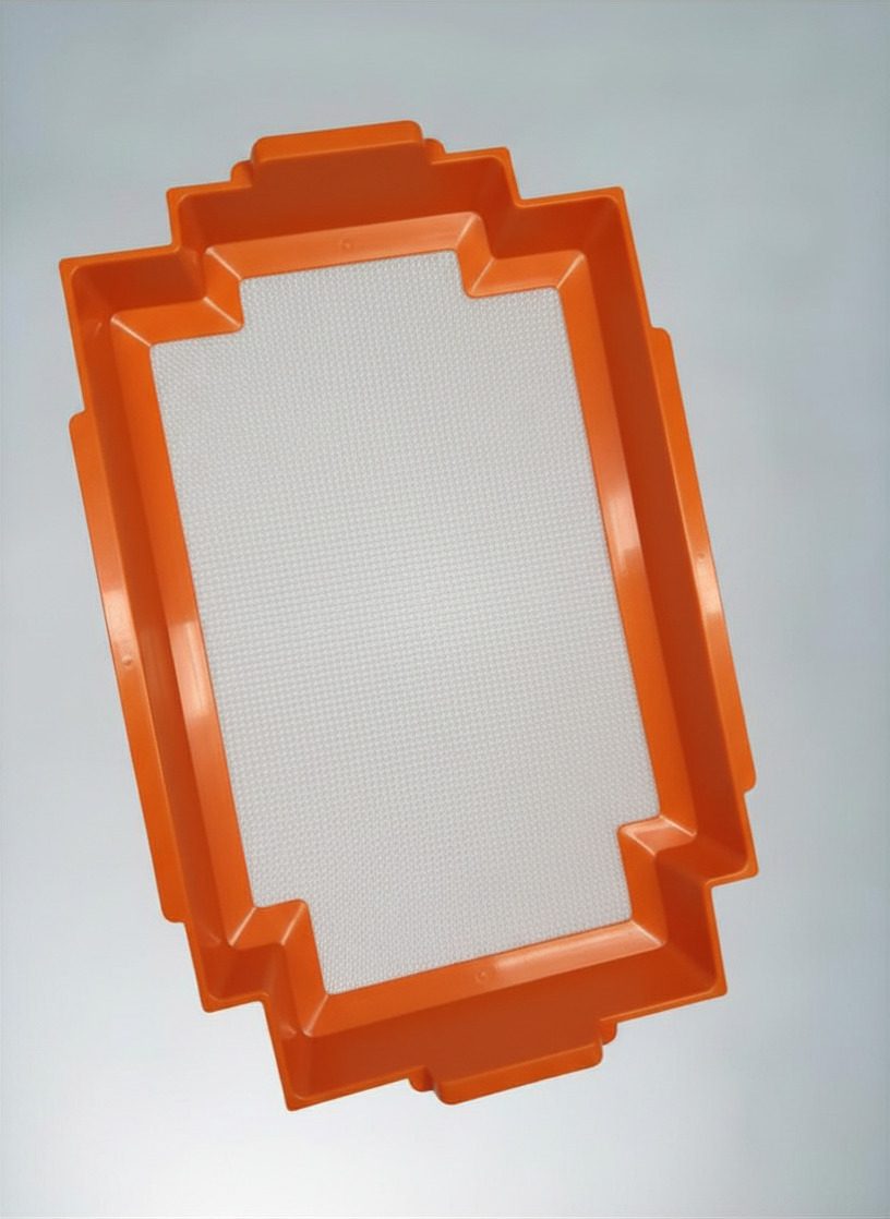 Caja de plástico BIO-CRATES con rejilla de malla naranja colocada en el interior